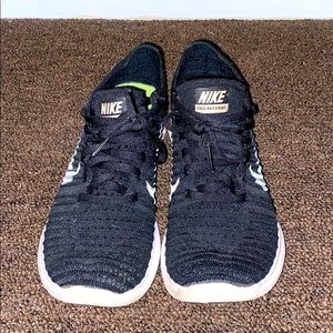 Nike Flyknit Free Runs
